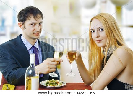 Pareja en el restaurante en la cena