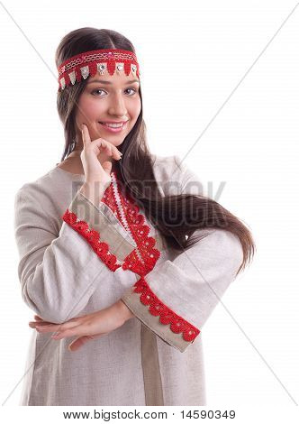 Menina na pose de dança e sorriso - pano de linho