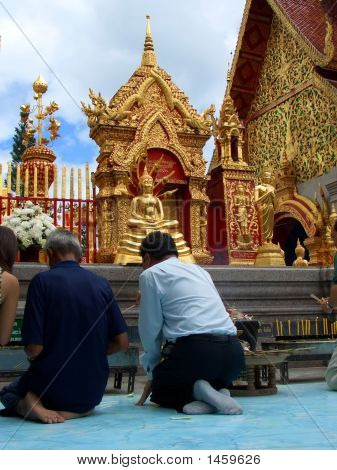 Modlitby v Doi Sutep chrámu
