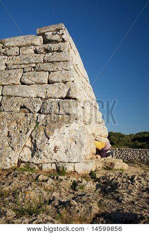 Kvinde nederst på forhistoriske Monument
