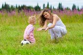 Madre e hija en un prado al aire libre