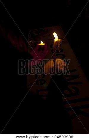 Rememberance barış başlıkta karşılıklı bağımlılık Işık mumlar için barış yürüyerek katılımcı