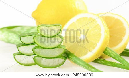 Aloe Vera Gel And Lemon Juice For Natural Skin Cleanner.