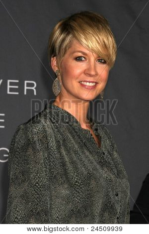 LOS ANGELES - 20 okt: Jenna Elfman aankomen op de 