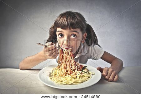 Niña comiendo espaguetis