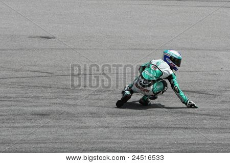 SEPANG, MALAYSIA - 21. oktober: 125cc post Mohamad Zamri reagerer efter et fald på Drej 15 under gratis 
