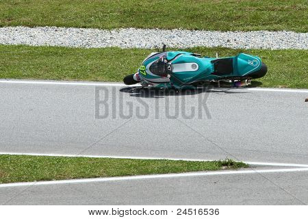 SEPANG, MALAYSIA - 21. oktober: 125cc's Mohamad Zamri motorcykel ture til spor side efter en fal