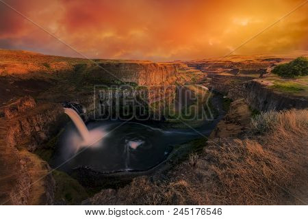 Stunning Sky Over Palouse Falls In Washington State