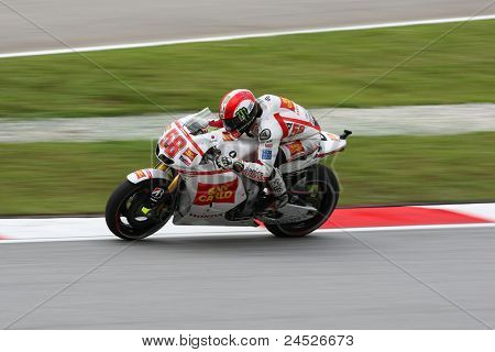 SEPANG, Malezya - 21 Ekim: MotoGP binici Marco Simoncelli ücretsiz pratiği esnasında onun motor testleri