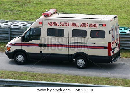 SEPANG, MALAYSIA - 21. oktober: En ambulance transporterer en skadet rider til medicinsk base under f