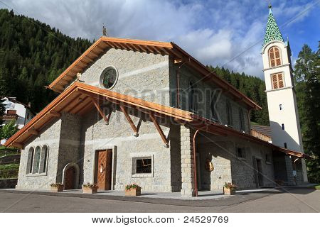 Alpine kirke i Canazei