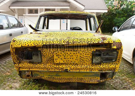 古い黄色の車