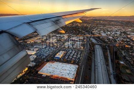 Los Angeles, Usa - Nov 24, 2017: Plane Decelerates In Midair Towards Los Angeles International Airpo