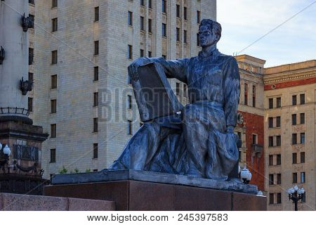 Moscow, Russia - June 02, 2018: Monument To Student With A Book At Entrance To Building Of Lomonosov