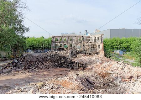 Nizhny Novgorod, Russia. - May 24.2018. Demolition Of An Abandoned Residential Stone Two-story House