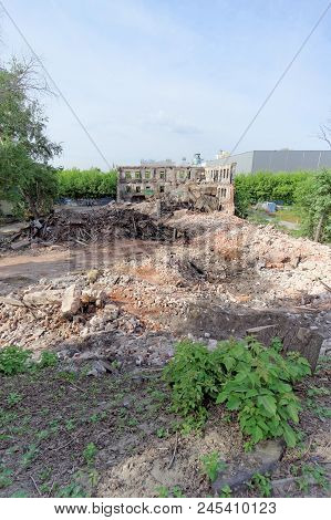 Nizhny Novgorod, Russia. - May 24.2018. Demolition Of An Abandoned Residential Stone Two-story House