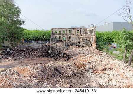 Nizhny Novgorod, Russia. - May 24.2018. Demolition Of An Abandoned Residential Stone Two-story House