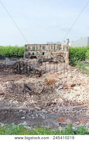 Nizhny Novgorod, Russia. - May 24.2018. Demolition Of An Abandoned Residential Stone Two-story House