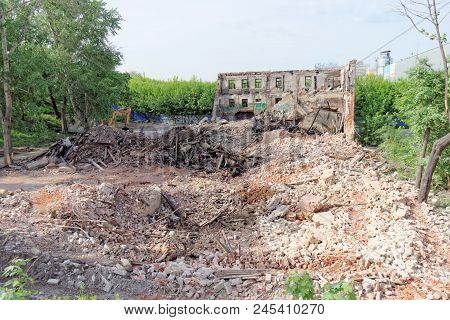 Nizhny Novgorod, Russia. - May 24.2018. Demolition Of An Abandoned Residential Stone Two-story House