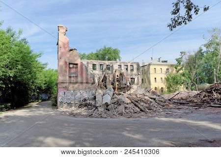 Nizhny Novgorod, Russia. - May 24.2018. Demolition Of An Abandoned Residential Stone Two-story House