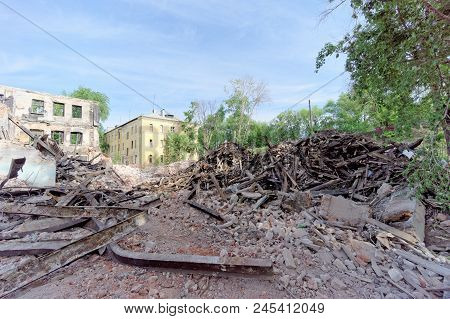 Nizhny Novgorod, Russia. - May 24.2018. Demolition Of An Abandoned Residential Stone Two-story House