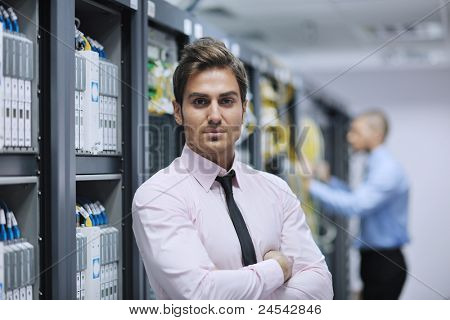 it エンジニア ネットワーク サーバーに人が問題を解決するルームし、助けを与える若いビジネスのグループと