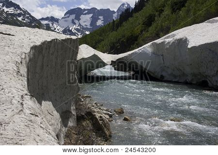 Avalanche silta yli vuoren joki
