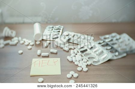 Men's Hands Close-up Write On The Sticker - Help - Slip And Fall To The Floor. Concept Of Suicide