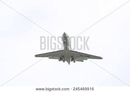 Airplane Approach To Landing