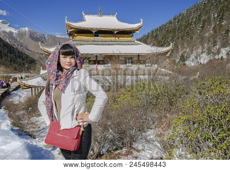 The Beautiful And Temperamental Young Woman In Huanglong Park