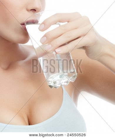 물 마시는 화이트 스튜디오 촬영에 고립 된 매력적인 백인 여자의 초상화