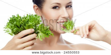 Ritratto di donna sorridente attraente indoeuropea isolata su bianco studio colpo mangiare salat