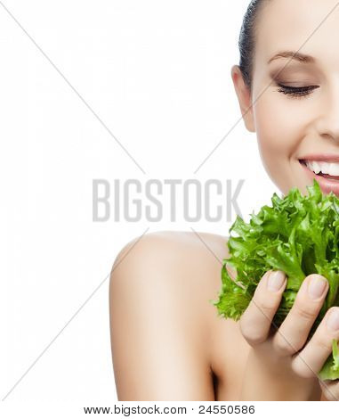Ritratto di donna sorridente attraente indoeuropea isolata su bianco studio colpo mangiare salat