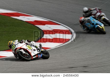 SEPANG, MALAYSIA - 22. oktober: Moto2 rider Michele Pirro (51) konkurrerer med andre ryttere på qualifyi