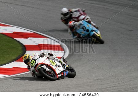 SEPANG, MALAYSIA - 22. oktober: Moto2 rider Michele Pirro (51) konkurrerer med andre ryttere på qualifyi