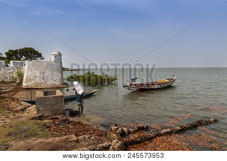 Cacheu, Republic Of Guinea-bissau - February 1, 2018: Fishermen Preparing Their Canoe In The Port Of