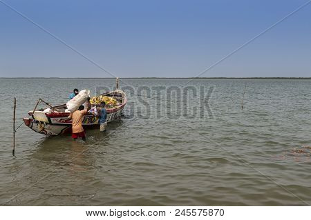 Cacheu, Republic Of Guinea-bissau - February 1, 2018: Fishermen Preparing Their Canoe In The Port Of