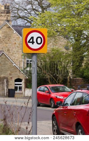 Urban 40 Miles Per Hour Speed Limit Sign Used In The United Kingdom With Defocussed Traffic In The B