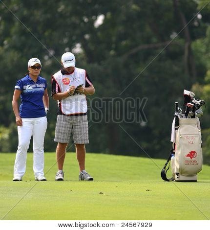 KUALA LUMPUR, MALAYSIA - 16 oktober: Se Ri Pak af Sydkorea diskuterer med caddie på hul #9 på da