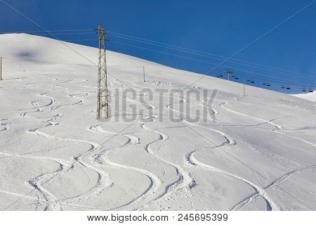 Skier' and snowboarder's curves in the snow