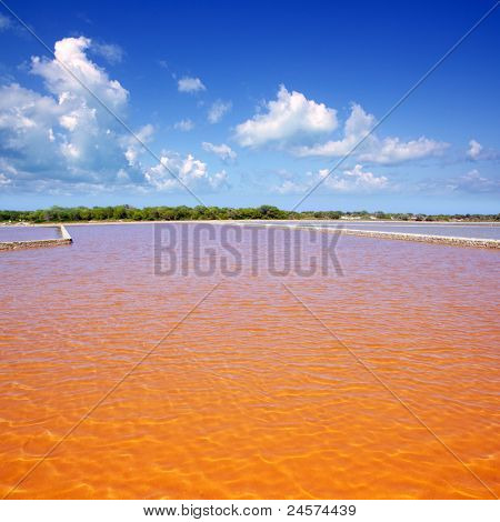 Formentera Ses Salines fosfaattituotantolaitoksista punainen oranssi järveä aaltoilu aaltoja