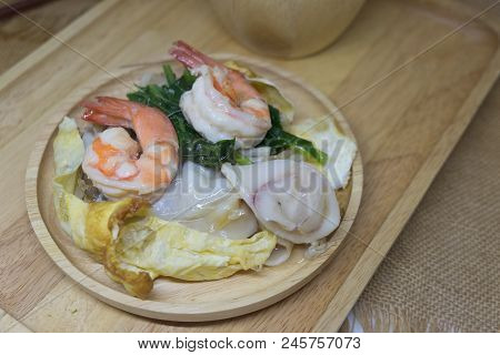 Fried Noodle With Squid And Shrimp Soaked In Gravy, Thai Style Food