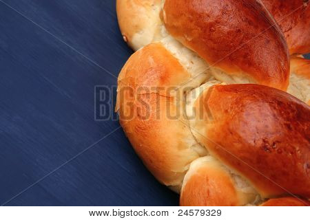 อบผลิตภัณฑ์: challah ทองบนโต๊ะไม้สีน้ำเงิน