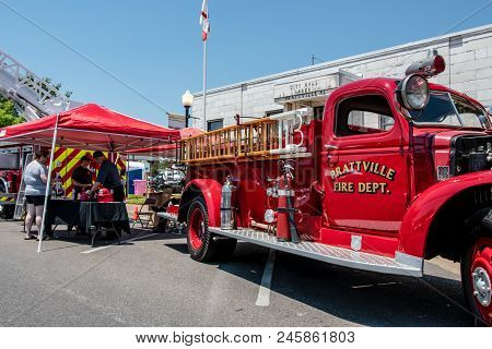 Prattville, Alabama, Usa - May 12, 2018: Prattville Fire Department Displays An Antique Fire Truck N