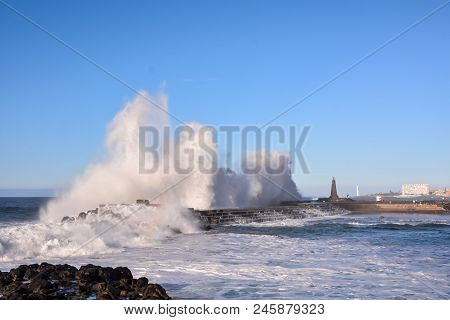 Photo Picture Of A Big Wave In The Ocean