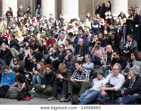 Londres-23 de OCT: Protesta de manifestantes anticapitalistas y campamento en el famoso cementerio de St Pauls en