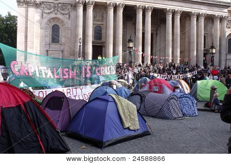 Londres-23 de OCT: Protesta de manifestantes anticapitalistas y campamento en el famoso cementerio de St Pauls en