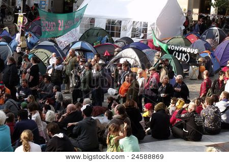 Londres-23 de OCT: Protesta de manifestantes anticapitalistas y campamento en el famoso cementerio de St Pauls en