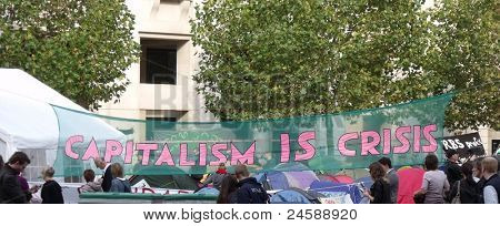 Londres-23 de OCT: Protesta de manifestantes anticapitalistas y campamento en el famoso cementerio de St Pauls en