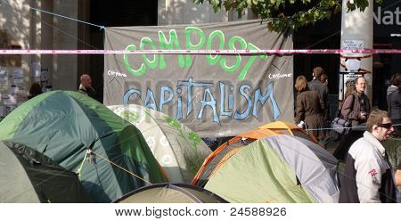 Londres-23 de OCT: Protesta de manifestantes anticapitalistas y campamento en el famoso cementerio de St Pauls en